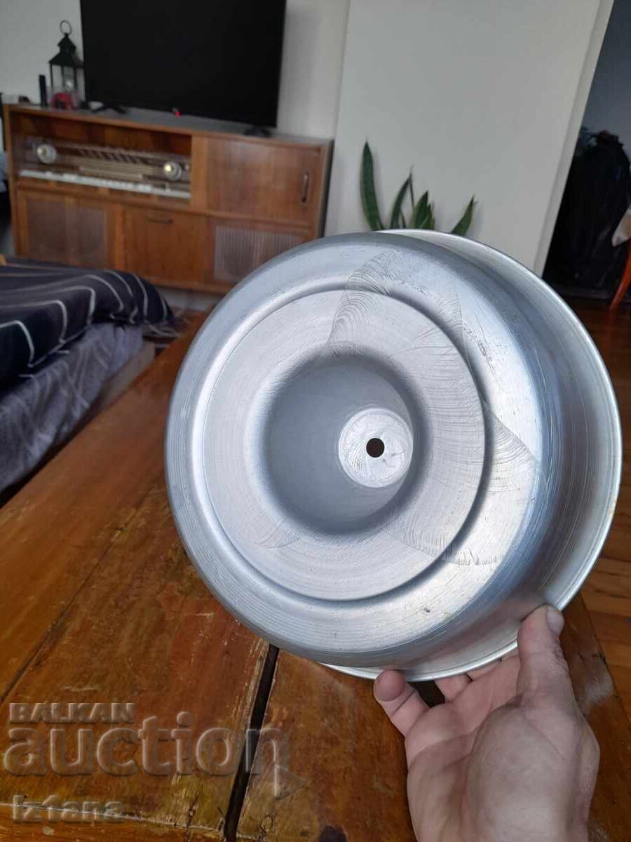 Auction Old aluminum cake pan Auction Old aluminum cake pan