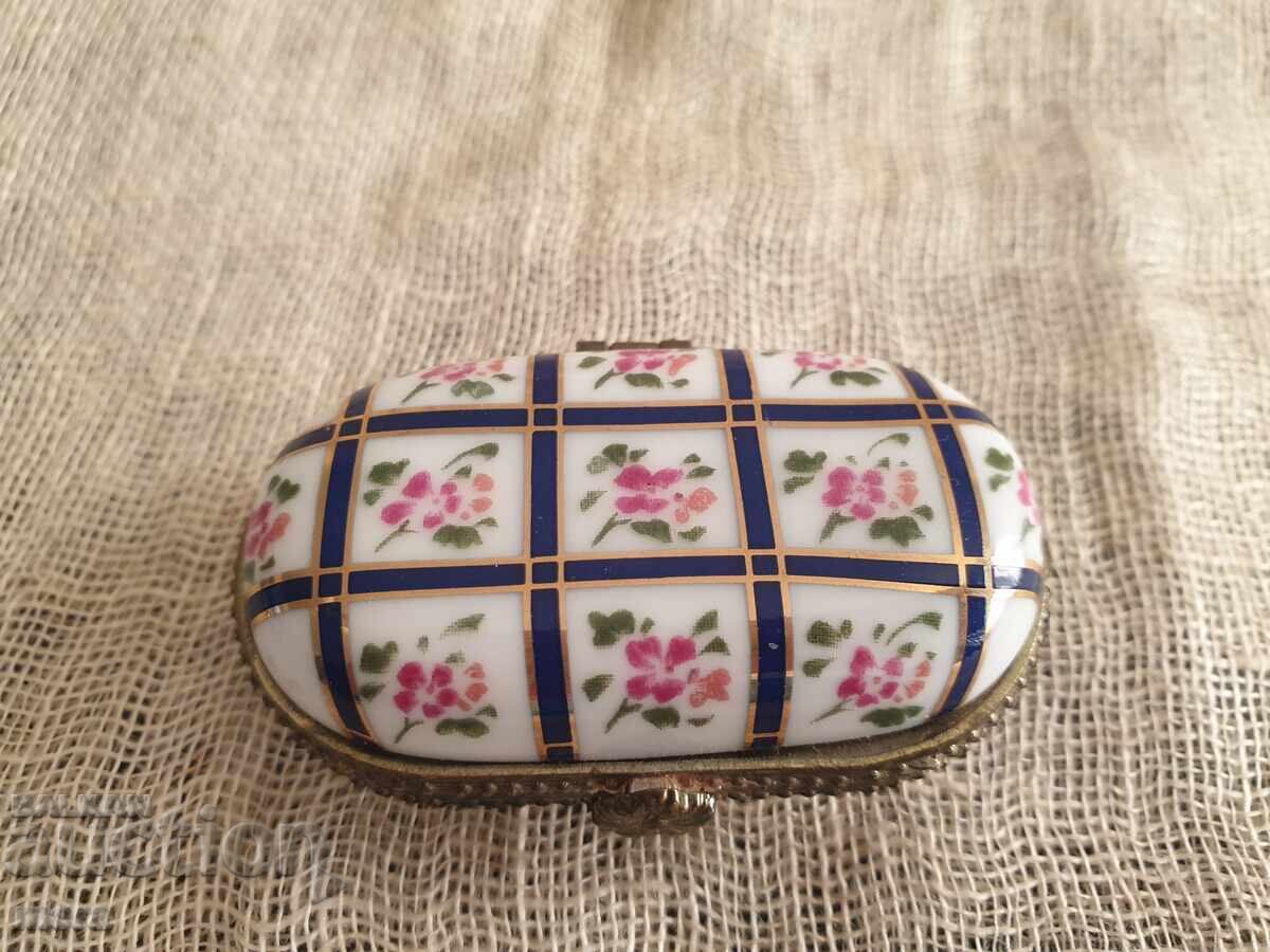 Cutie din porțelan cu garnituri metalice Porțelan Art cu preț 35.00 BGN | € 17.90 Cutie din porțelan cu garnituri metalice Porțelan Art cu preț 35.00 BGN | € 17.90