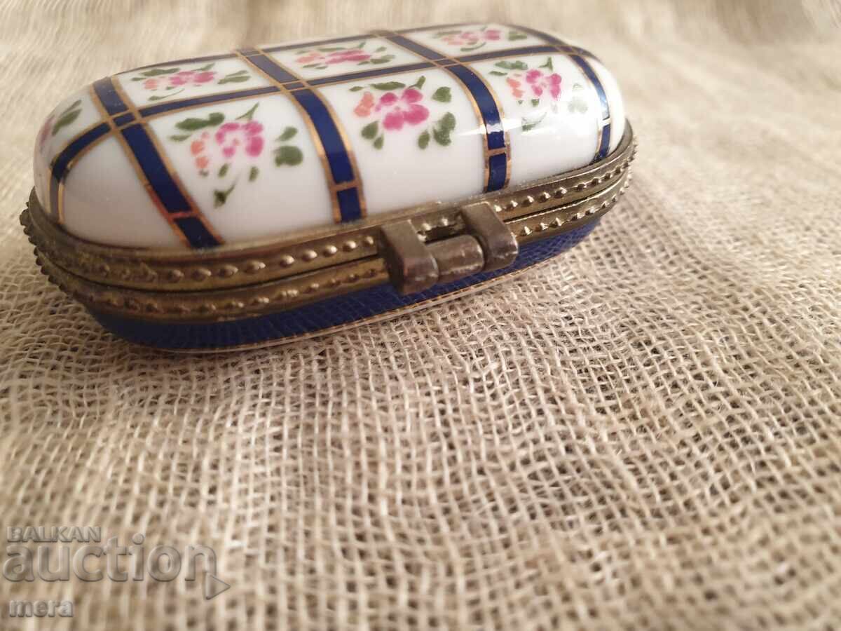 Licitație Cutie din porțelan cu garnituri metalice Porțelan Art Licitație Cutie din porțelan cu garnituri metalice Porțelan Art