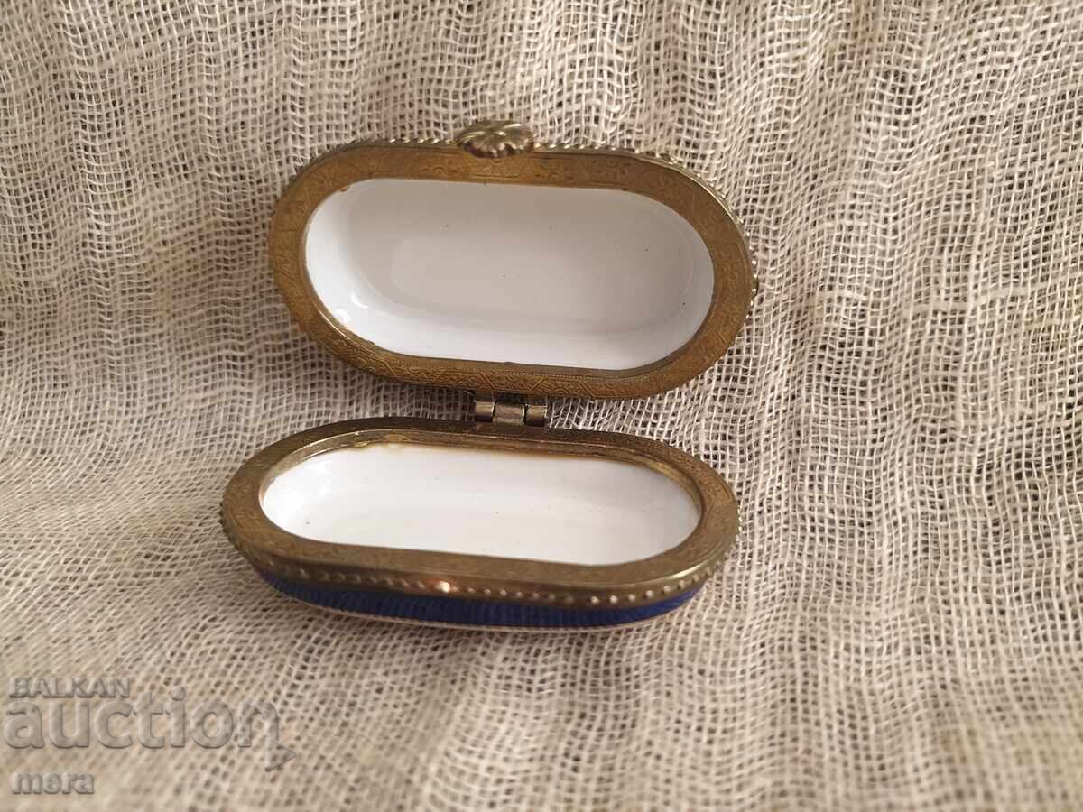 Livrarea Cutie din porțelan cu garnituri metalice Porțelan Art Livrarea Cutie din porțelan cu garnituri metalice Porțelan Art