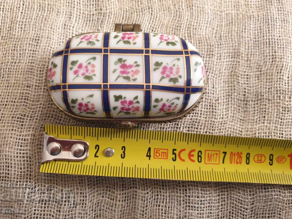 Cutie din porțelan cu garnituri metalice Porțelan Art - 5 Cutie din porțelan cu garnituri metalice Porțelan Art - 5