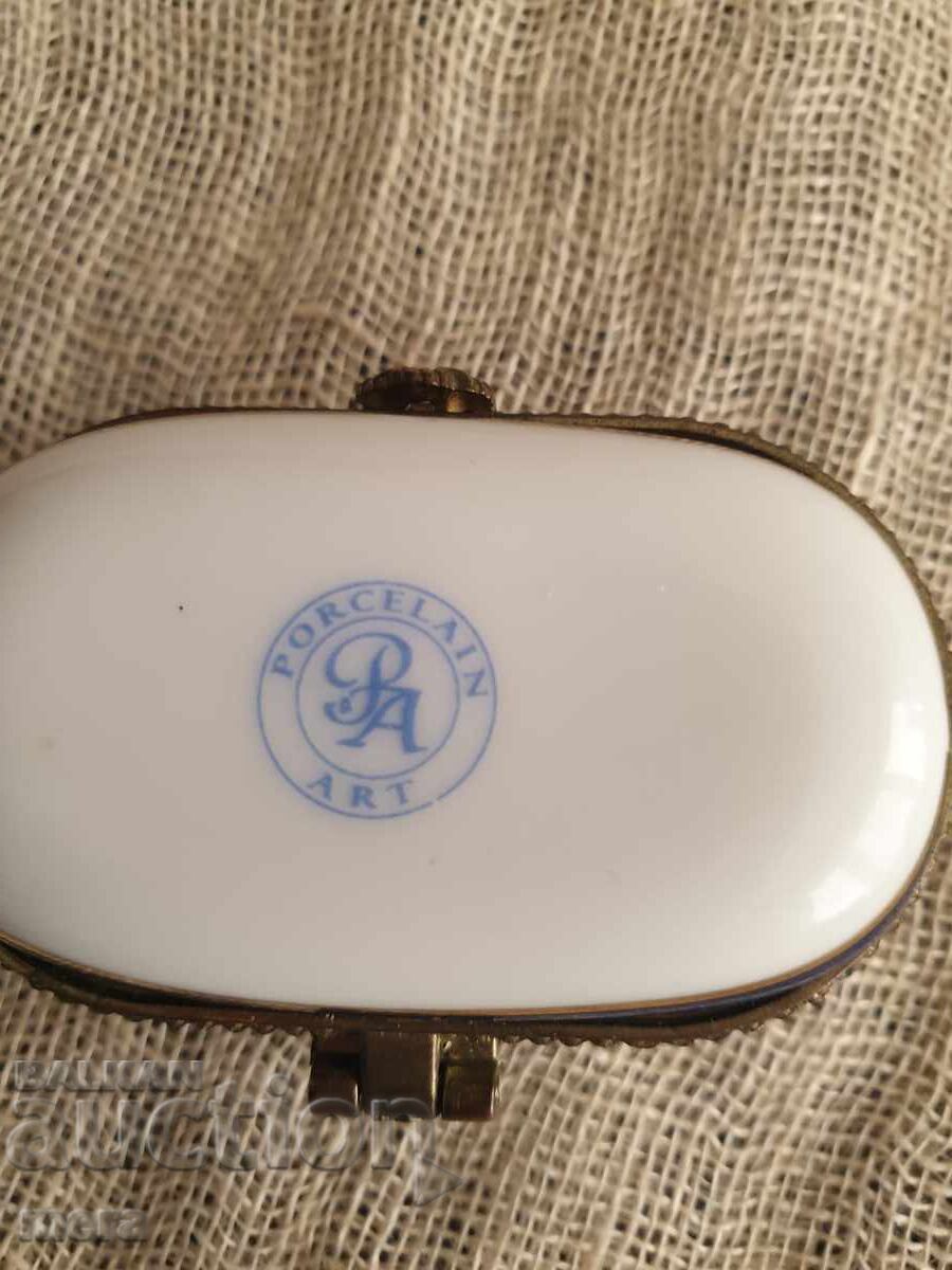 Cutie din porțelan cu garnituri metalice Porțelan Art - 6 Cutie din porțelan cu garnituri metalice Porțelan Art - 6