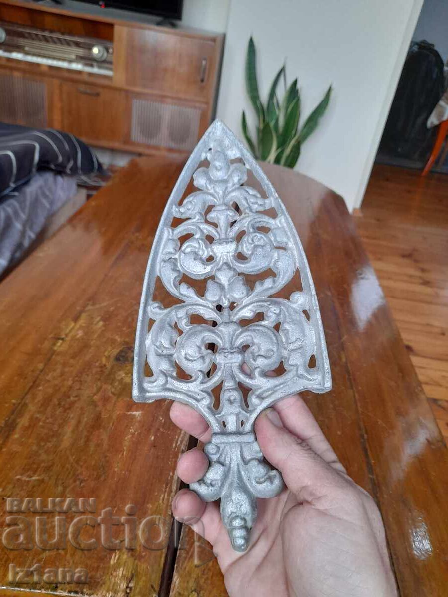 Old iron stand with price 40.00 BGN | € 20.45 Old iron stand with price 40.00 BGN | € 20.45