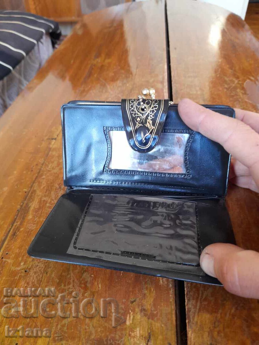 Delivery of Old lady's purse Delivery of Old lady's purse