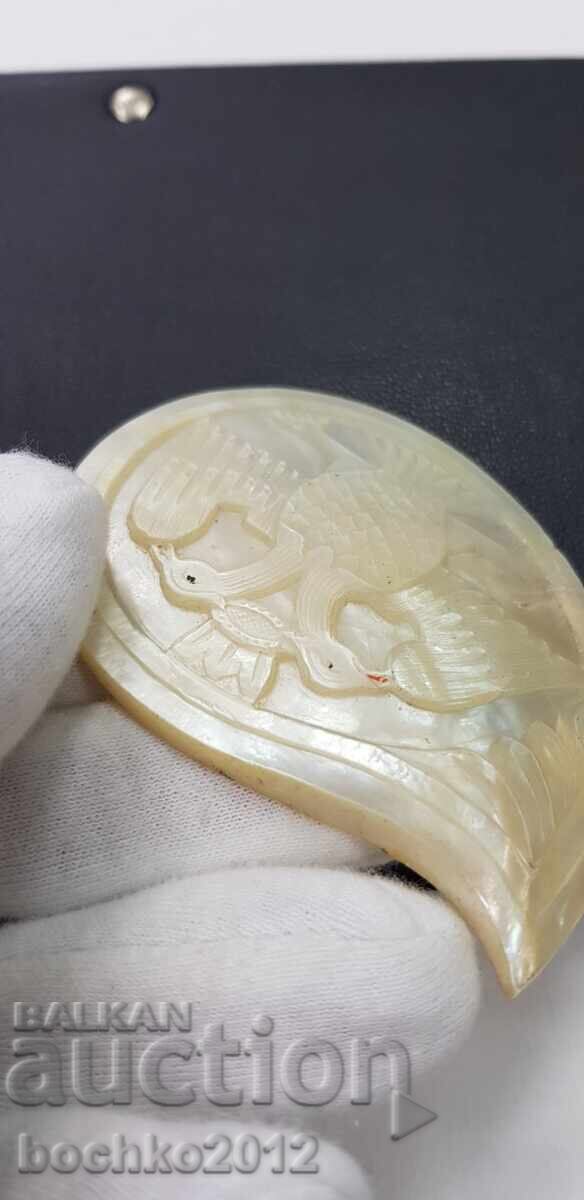 Delivery of Renaissance engraved mother-of-pearl with a bird from the pafta - 19th century Delivery of Renaissance engraved mother-of-pearl with a bird from the pafta - 19th century