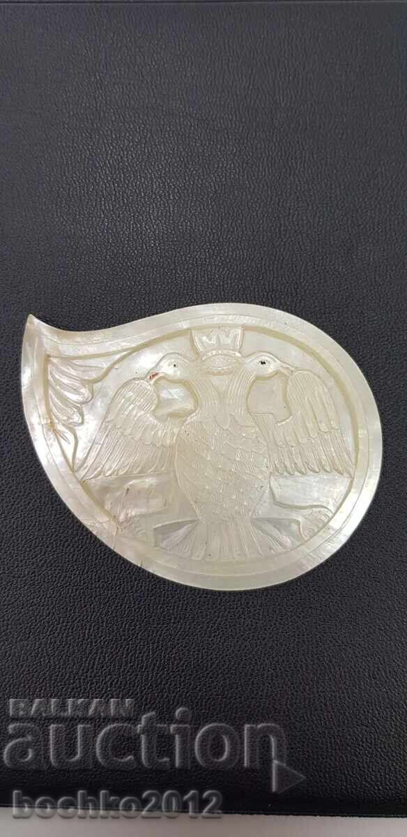 Renaissance engraved mother-of-pearl with a bird from the pafta - 19th century Renaissance engraved mother-of-pearl with a bird from the pafta - 19th century