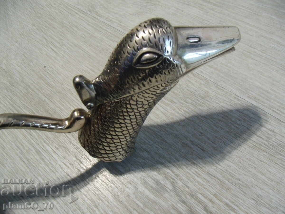 Delivery of No.*7839 old metal tip from a decanter / carafe / bottle Delivery of No.*7839 old metal tip from a decanter / carafe / bottle