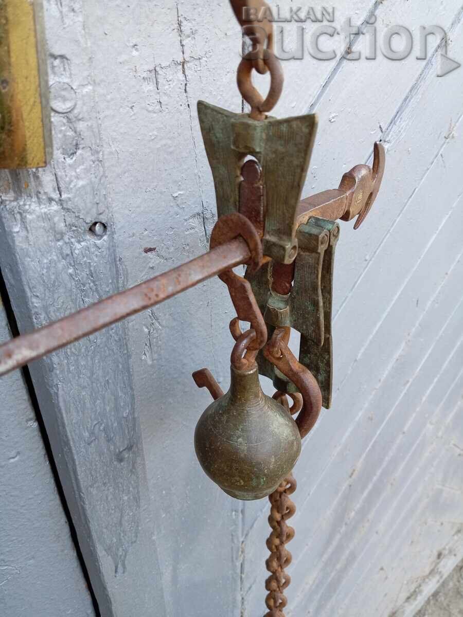 Delivery of antique Ottoman scale with mace, scales in ounces and kilograms Delivery of antique Ottoman scale with mace, scales in ounces and kilograms