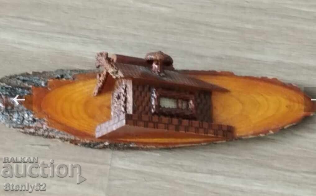 Сувенир, дървена къщичка за закачване на стена. Сувенир, дървена къщичка за закачване на стена.