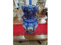 O vază mare de porțelan italian