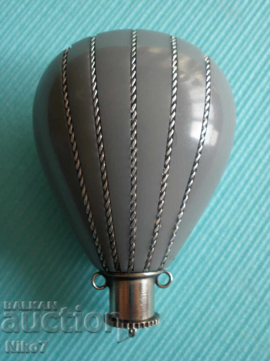 Sticla veche pentru parfum (uleiuri parfumate). cu preț € 19.99 | 39.10 BGN Sticla veche pentru parfum (uleiuri parfumate). cu preț € 19.99 | 39.10 BGN