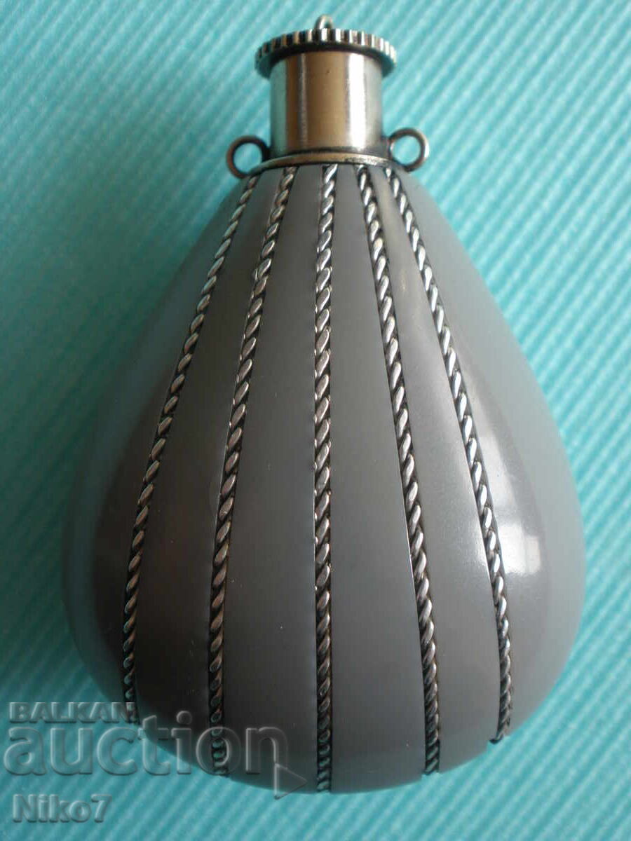 Παλιό μπουκάλι για άρωμα (αρωματικά λάδια). Παλιό μπουκάλι για άρωμα (αρωματικά λάδια).