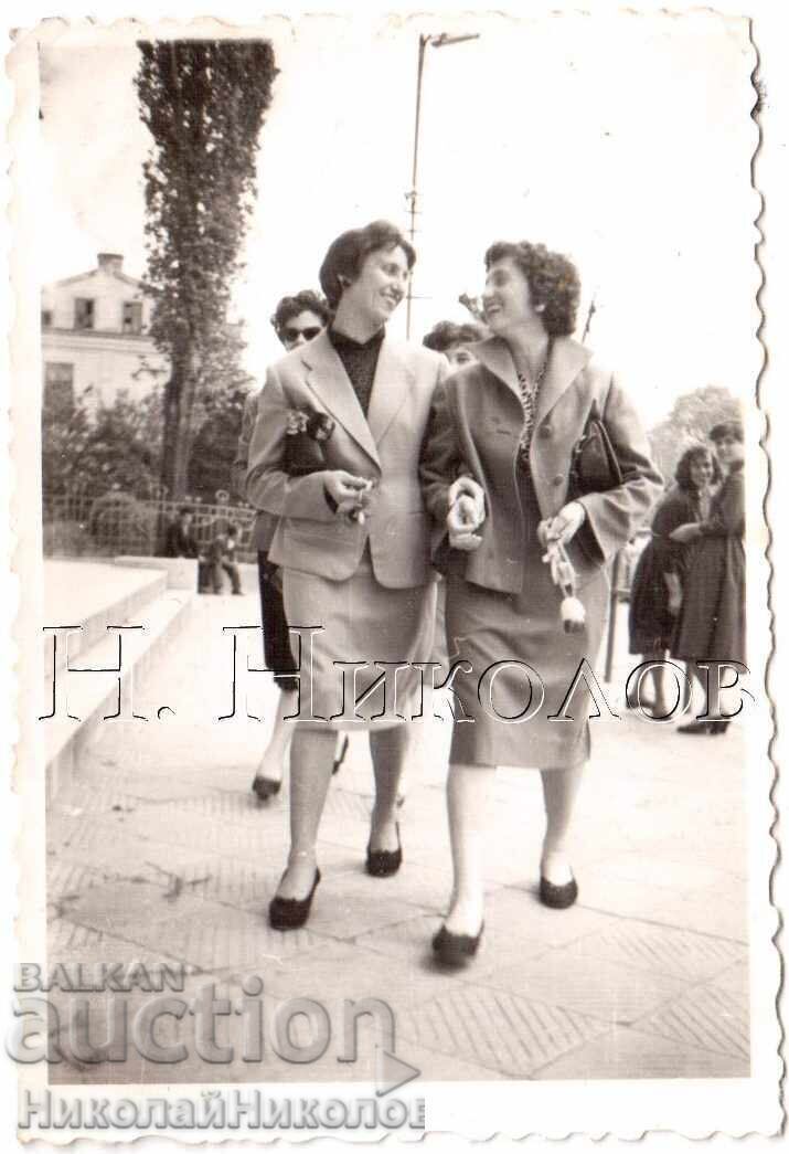 1959 FOTO MICĂ VECHI SĂRBĂTORI DE 1 MAI D304