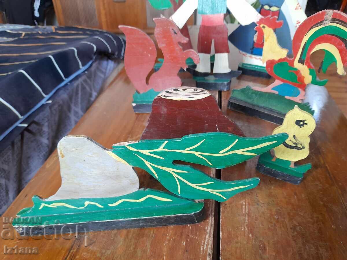 Old wooden figures with price 100.00 BGN | € 51.13 Old wooden figures with price 100.00 BGN | € 51.13