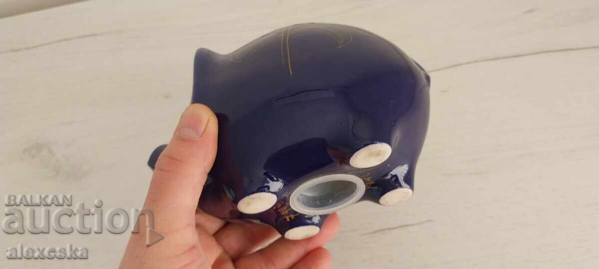 Delivery of Retro piggy bank