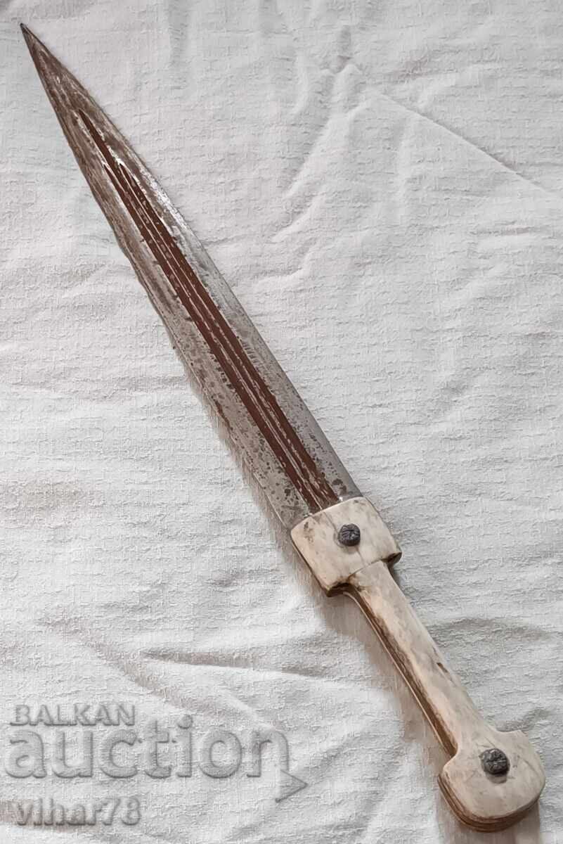 Pumnal replică veche cu preț 219.99 BGN | € 112.48 Pumnal replică veche cu preț 219.99 BGN | € 112.48