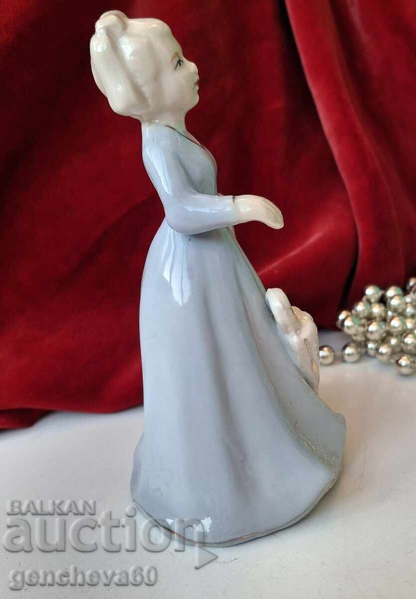 Доставка на Порцеланова фигура дама с чадър