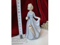 Πορσελάνινη φιγούρα κυρία με ομπρέλα