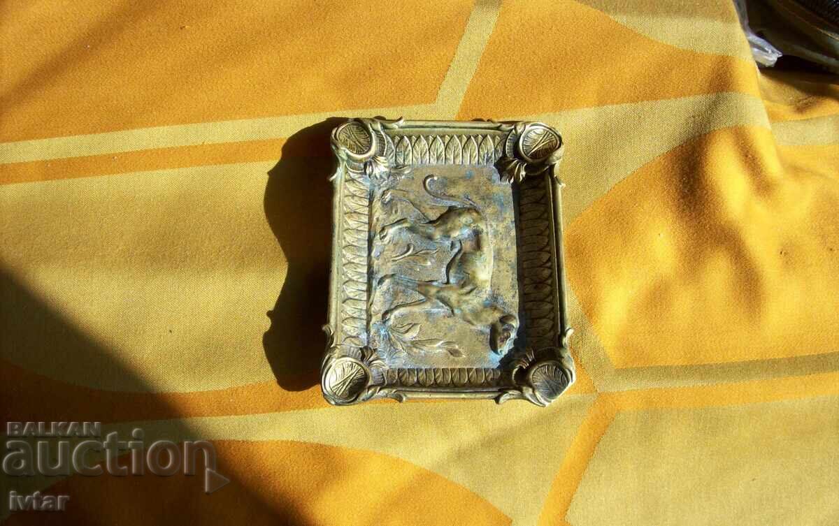 Delivery of Antique bronze hunter's ashtray Delivery of Antique bronze hunter's ashtray