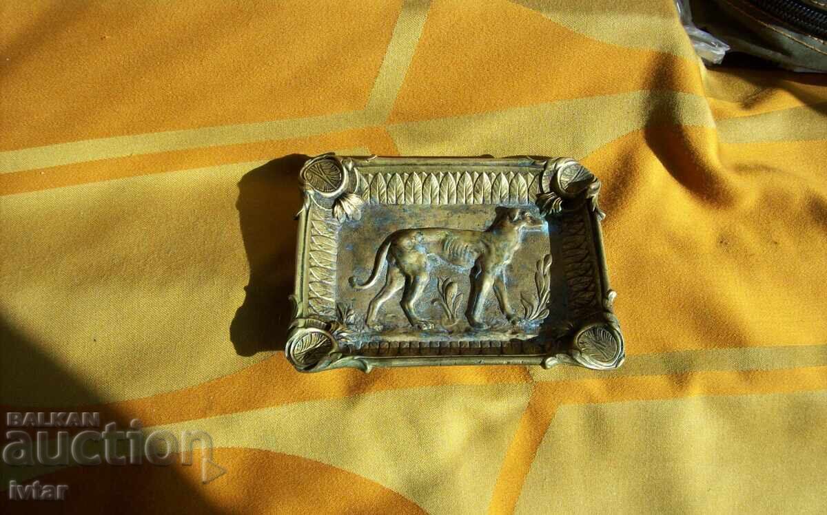 Antique bronze hunter's ashtray Antique bronze hunter's ashtray