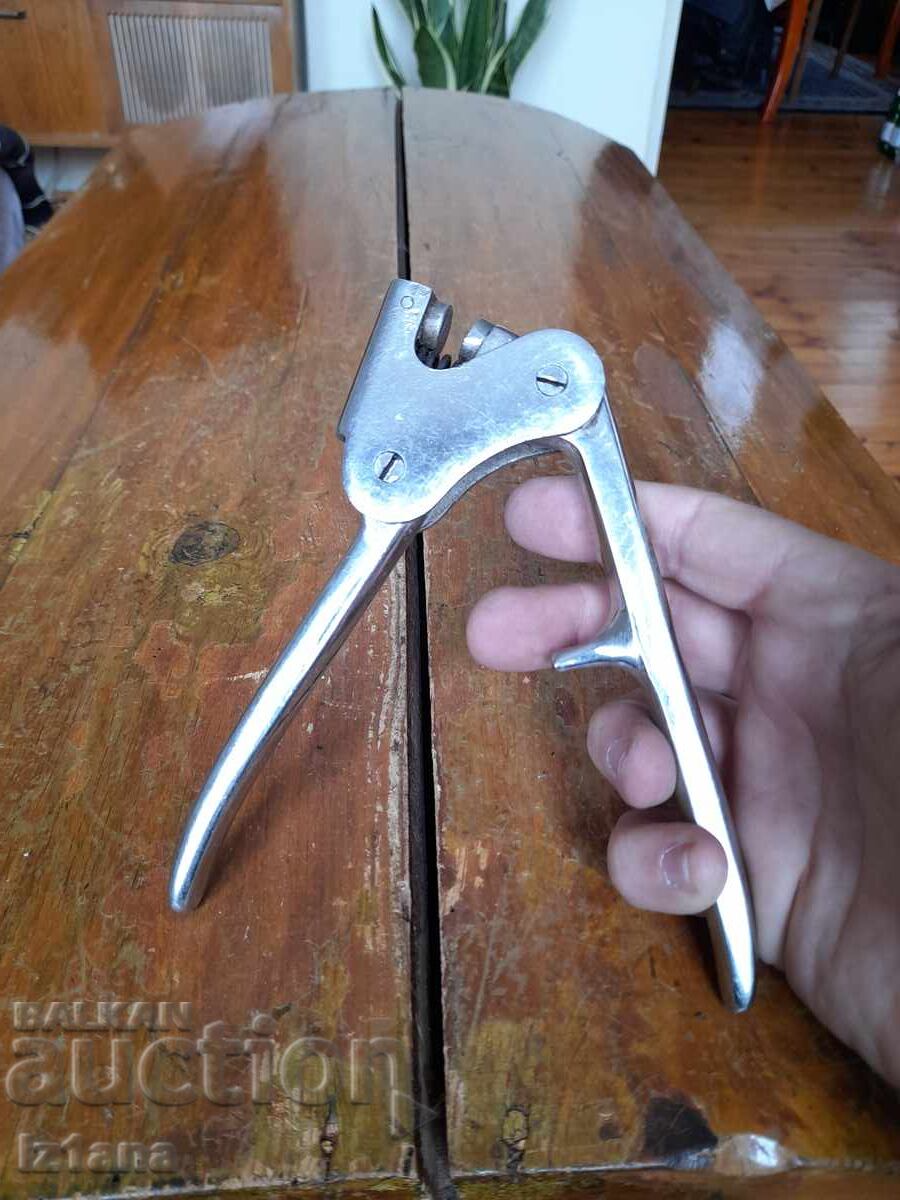 Old sealing pliers with price 42.00 BGN | € 21.47 Old sealing pliers with price 42.00 BGN | € 21.47
