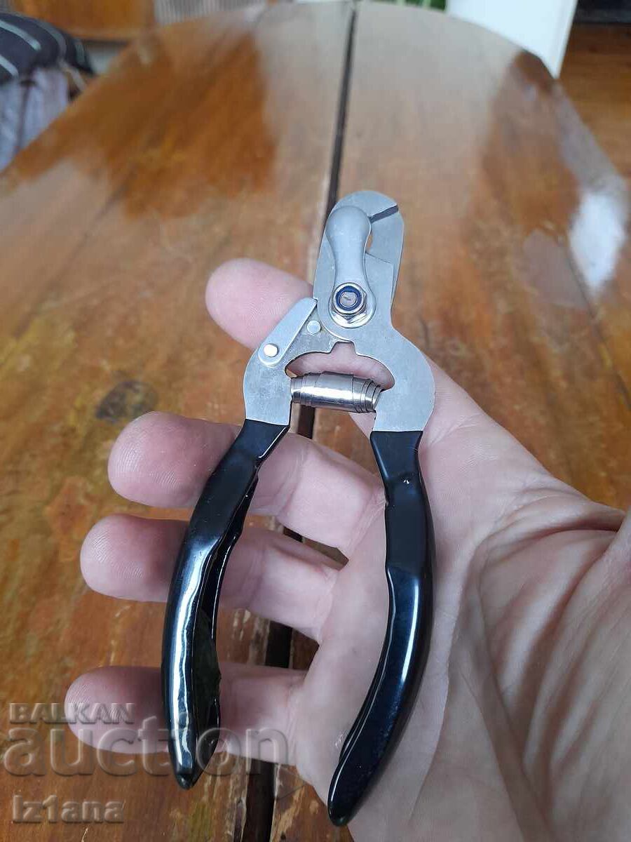 Clești vechi tăietori cu preț 32.00 BGN | € 16.36 Clești vechi tăietori cu preț 32.00 BGN | € 16.36