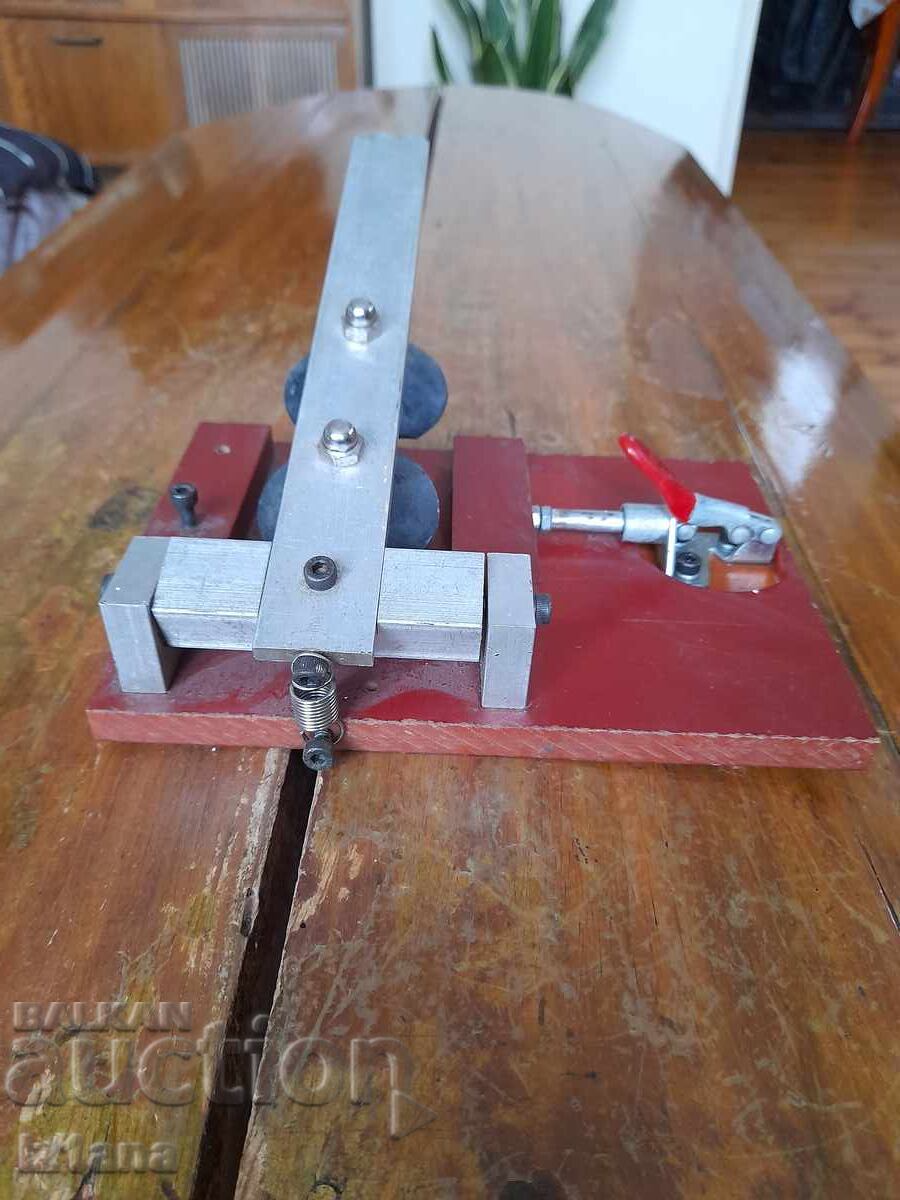 Licitație Menghină veche pentru telefoane mobile