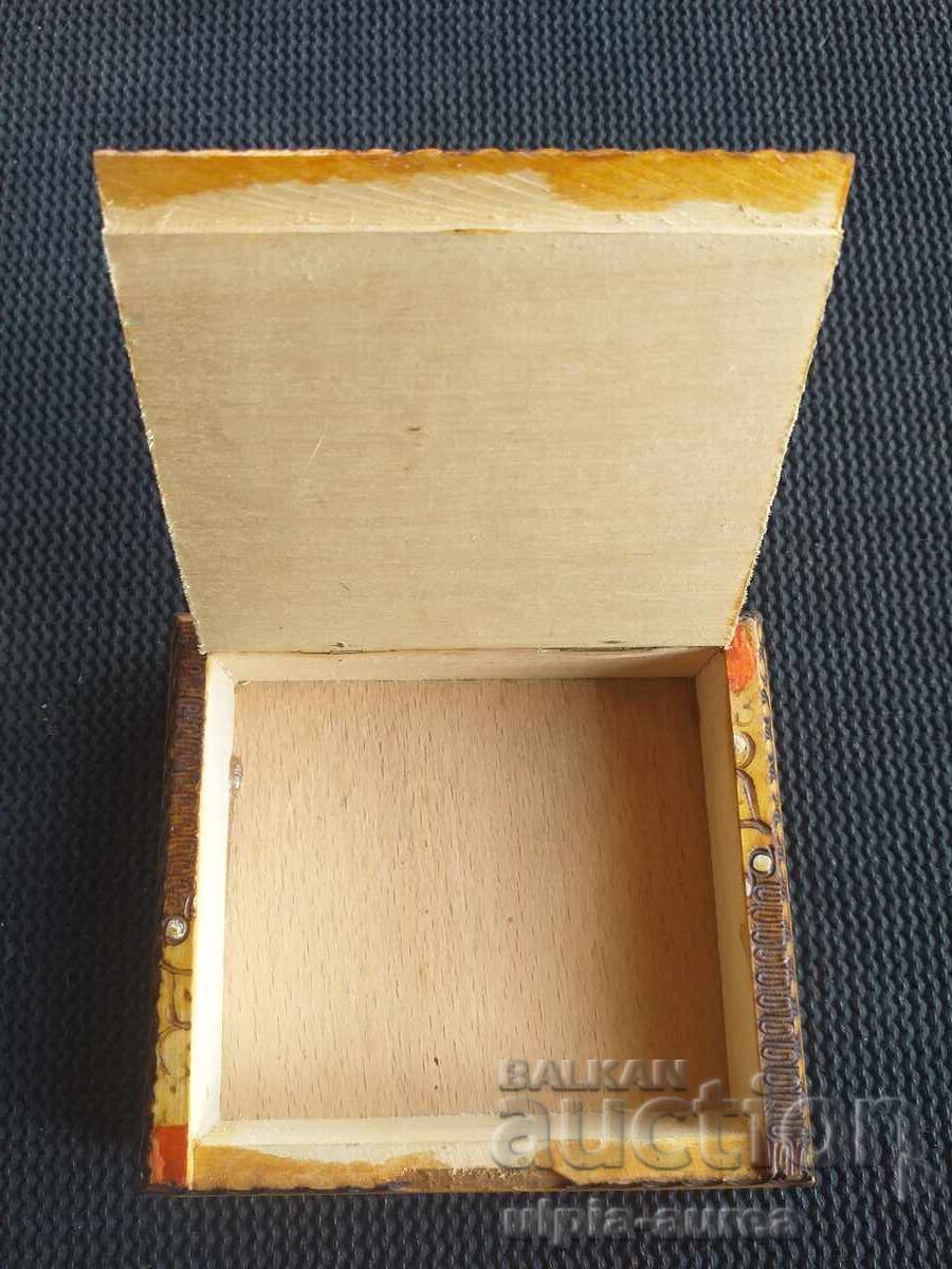 Soc Snuffbox Pyrographed with price 6.00 BGN | € 3.07 Soc Snuffbox Pyrographed with price 6.00 BGN | € 3.07