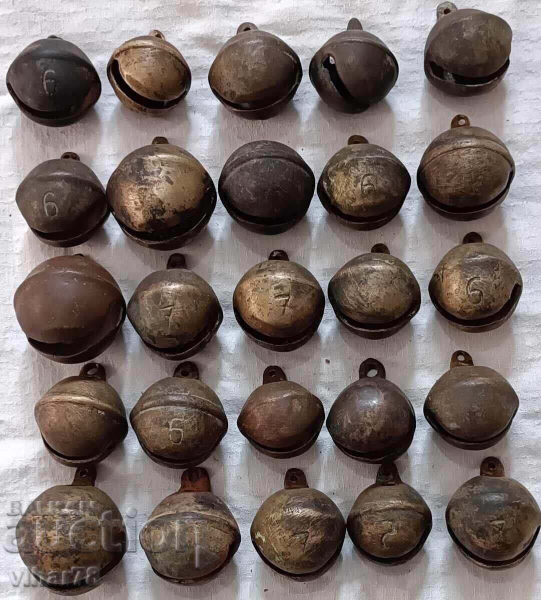 Delivery of Lot of 25 walnut bells Delivery of Lot of 25 walnut bells