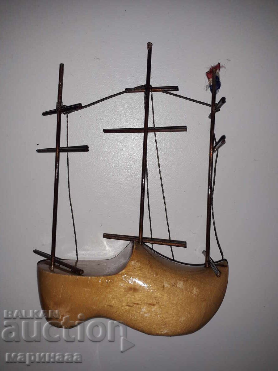 Auction  SOUVENIR. WOOD, METAL