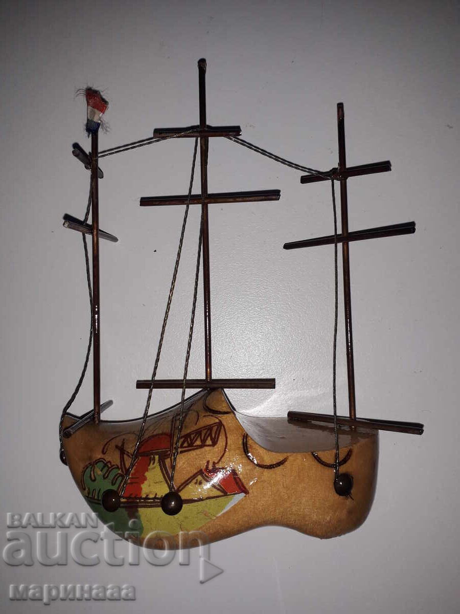 SOUVENIR. WOOD, METAL