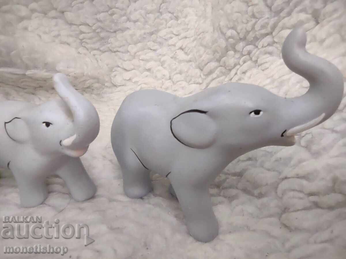 Delivery of Three porcelain elephants Delivery of Three porcelain elephants