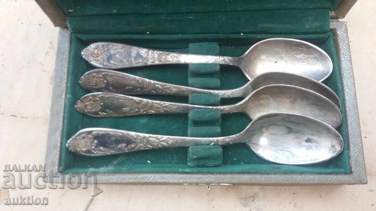 Аукцион КОМПЛЕКТ ОТ 4 ДЕБЕЛО ПОСРЕБРЕНИ ЛЪЖИЧКИ С МАРКИРОВКА И КУТИЯ Аукцион КОМПЛЕКТ ОТ 4 ДЕБЕЛО ПОСРЕБРЕНИ ЛЪЖИЧКИ С МАРКИРОВКА И КУТИЯ