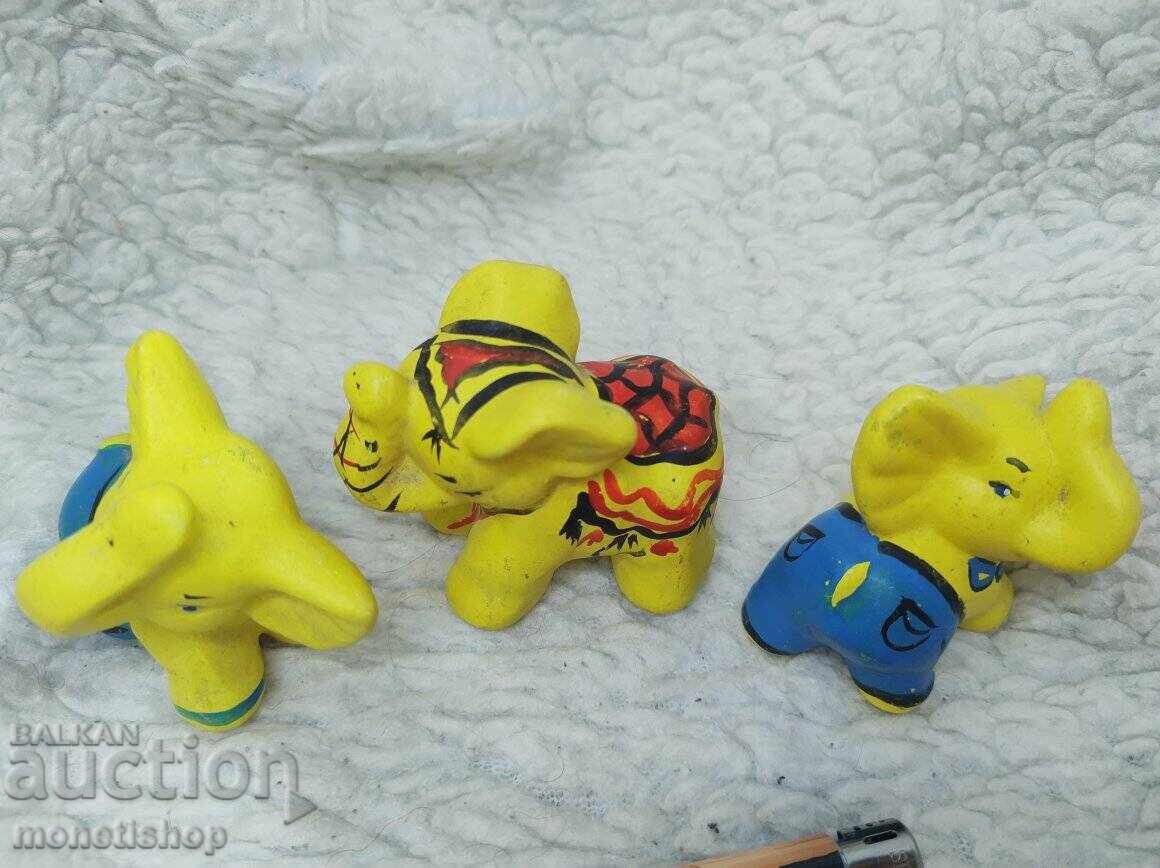 Δημοπρασία Τρεις πορσελάνινοι ελέφαντες Δημοπρασία Τρεις πορσελάνινοι ελέφαντες