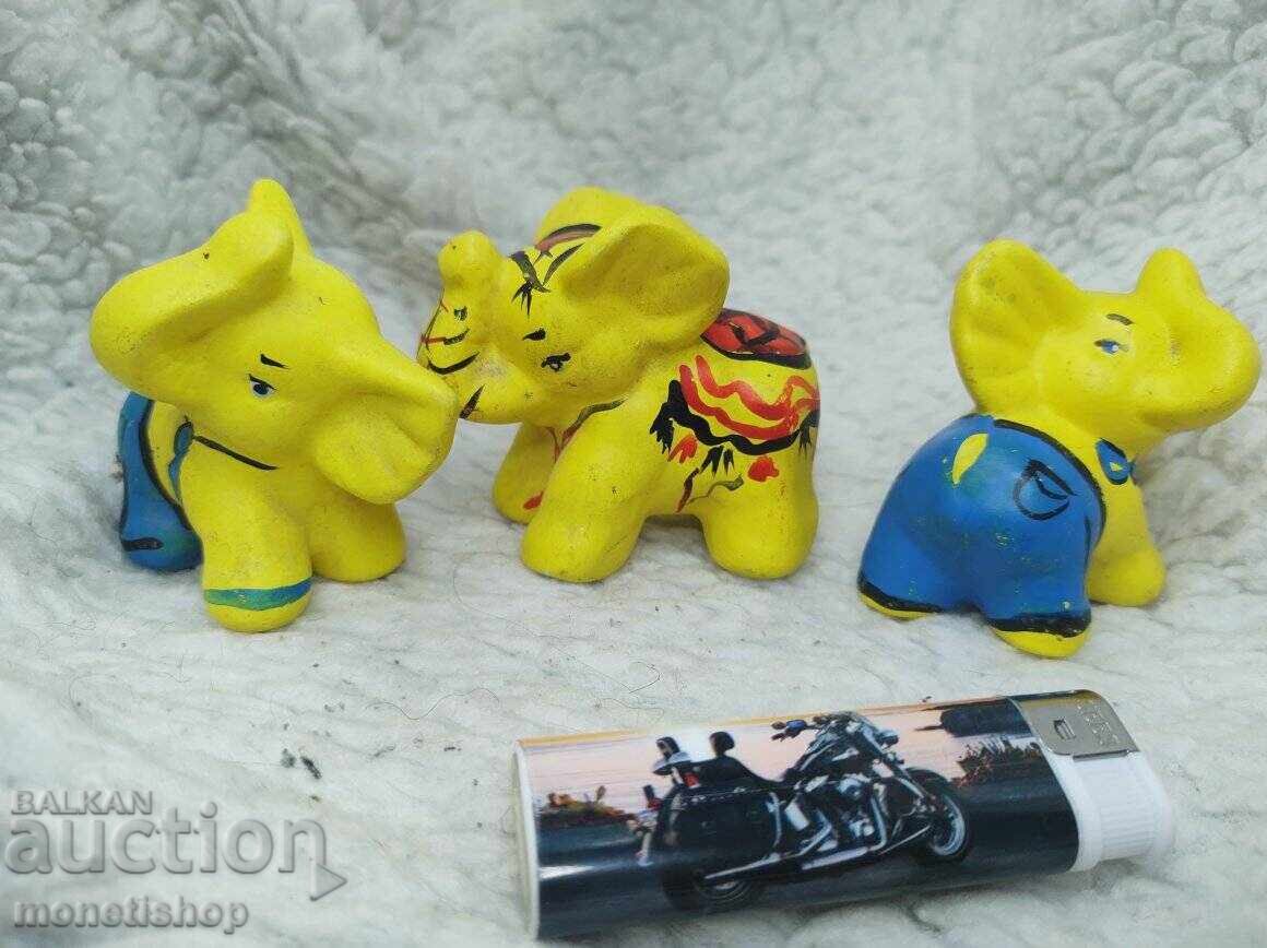 Παράδοση Τρεις πορσελάνινοι ελέφαντες Παράδοση Τρεις πορσελάνινοι ελέφαντες