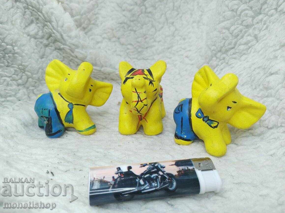 Τρεις πορσελάνινοι ελέφαντες Τρεις πορσελάνινοι ελέφαντες