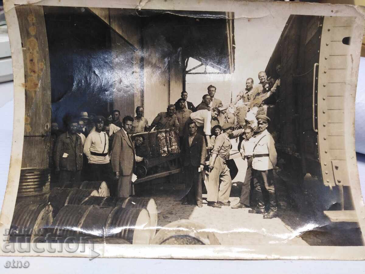 Παράδοση 1934, ΜΠΟΥΡΓΚΑΣ, ΤΡΕΝΟ, ΦΟΡΤΩΣΗ ΒΑΜΒΑΚΙΟΥ ΣΕ ΒΑΓΟΝΙ Παράδοση 1934, ΜΠΟΥΡΓΚΑΣ, ΤΡΕΝΟ, ΦΟΡΤΩΣΗ ΒΑΜΒΑΚΙΟΥ ΣΕ ΒΑΓΟΝΙ