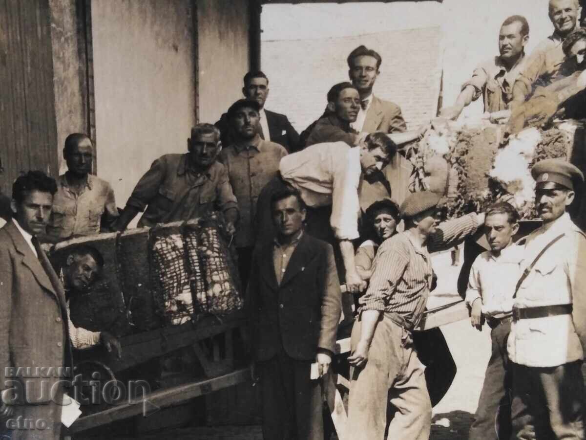 1934, ΜΠΟΥΡΓΚΑΣ, ΤΡΕΝΟ, ΦΟΡΤΩΣΗ ΒΑΜΒΑΚΙΟΥ ΣΕ ΒΑΓΟΝΙ - 6 1934, ΜΠΟΥΡΓΚΑΣ, ΤΡΕΝΟ, ΦΟΡΤΩΣΗ ΒΑΜΒΑΚΙΟΥ ΣΕ ΒΑΓΟΝΙ - 6