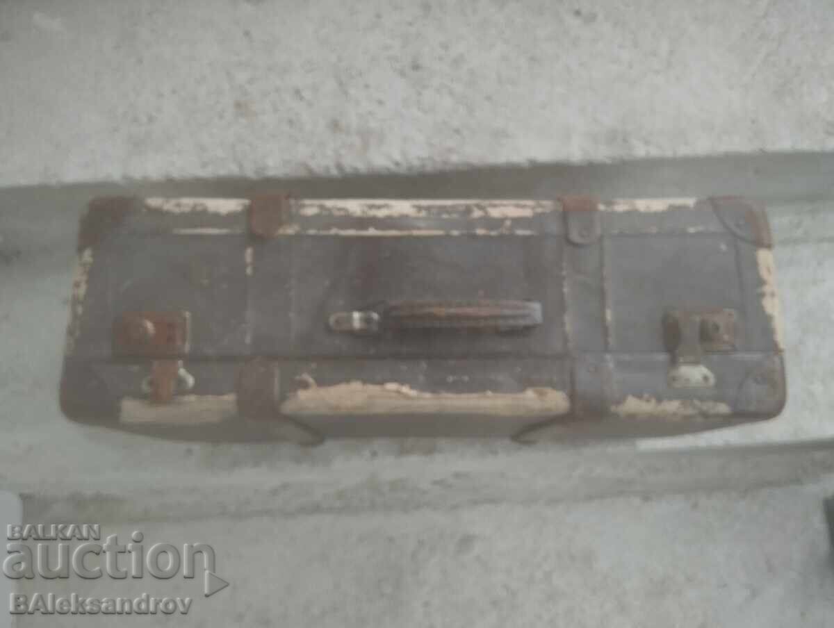 Old suitcase, dirty with price 6.00 BGN | € 3.07 Old suitcase, dirty with price 6.00 BGN | € 3.07