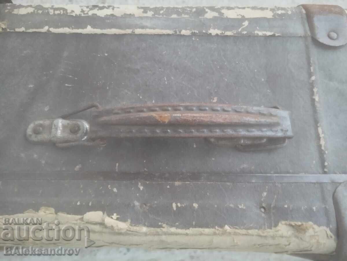 Auction Old suitcase, dirty Auction Old suitcase, dirty