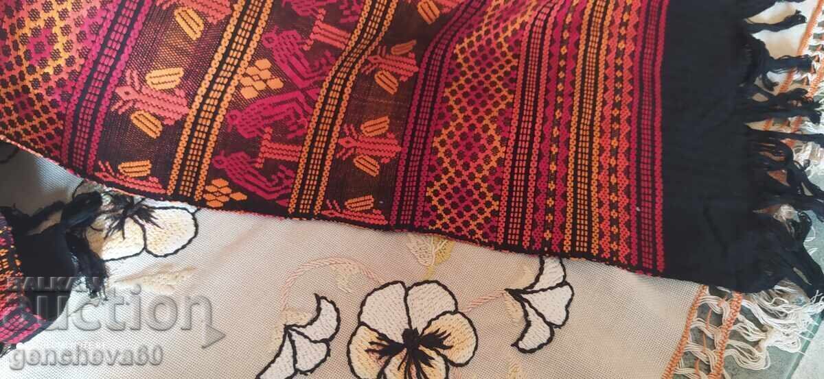 Bob with ethnic motifs and embroidered tablecloth - 7 Bob with ethnic motifs and embroidered tablecloth - 7