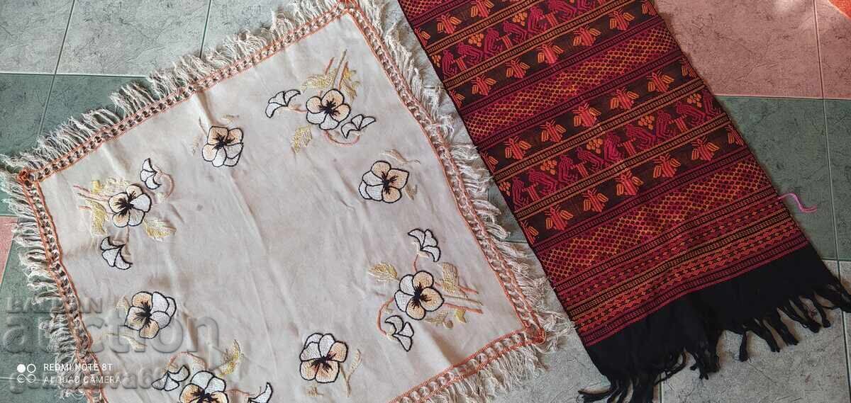 Bob with ethnic motifs and embroidered tablecloth Bob with ethnic motifs and embroidered tablecloth