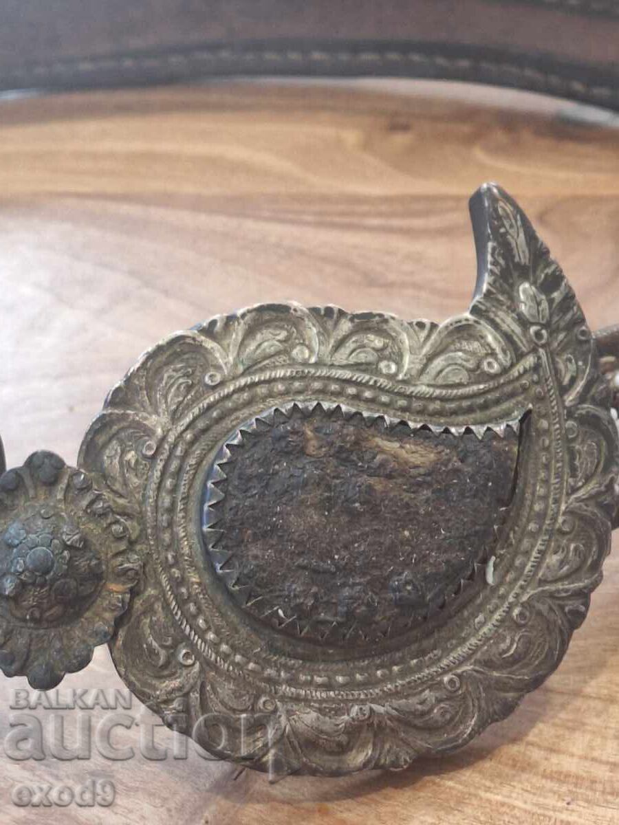 Auction  Renaissance silver buckle, leather belt, beads.