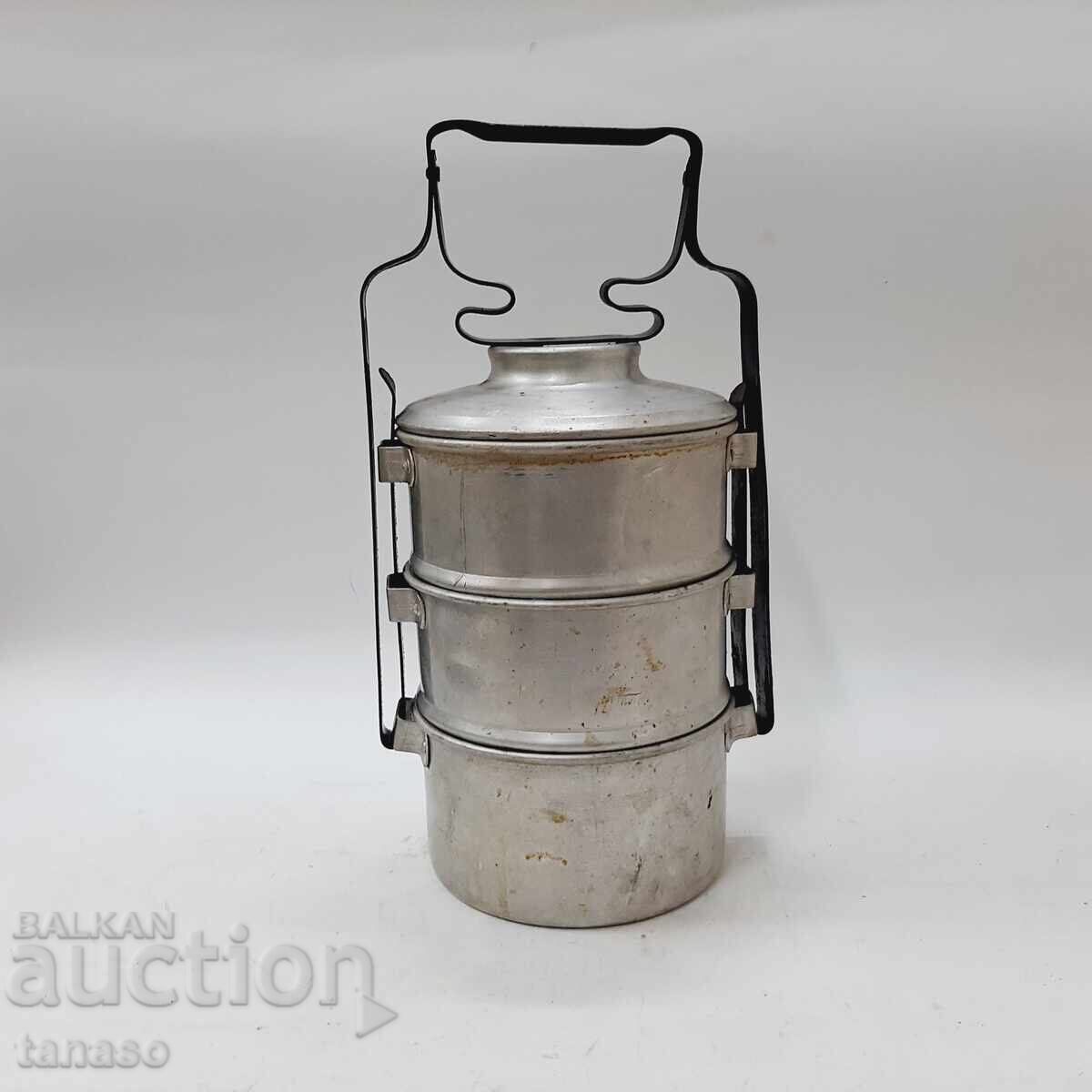 Auction Old aluminum food containers (12.1) Auction Old aluminum food containers (12.1)