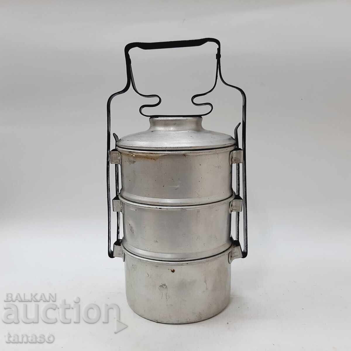 Old aluminum food containers (12.1) Old aluminum food containers (12.1)