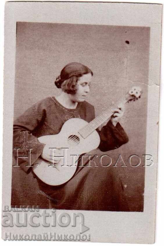 1923 MINI OLD PHOTO WOMAN WITH GUITAR D365