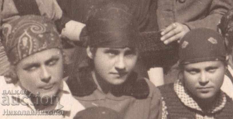 Licitație FOTO VECHE CU ȘCOLARĂ CU ESARFE D369