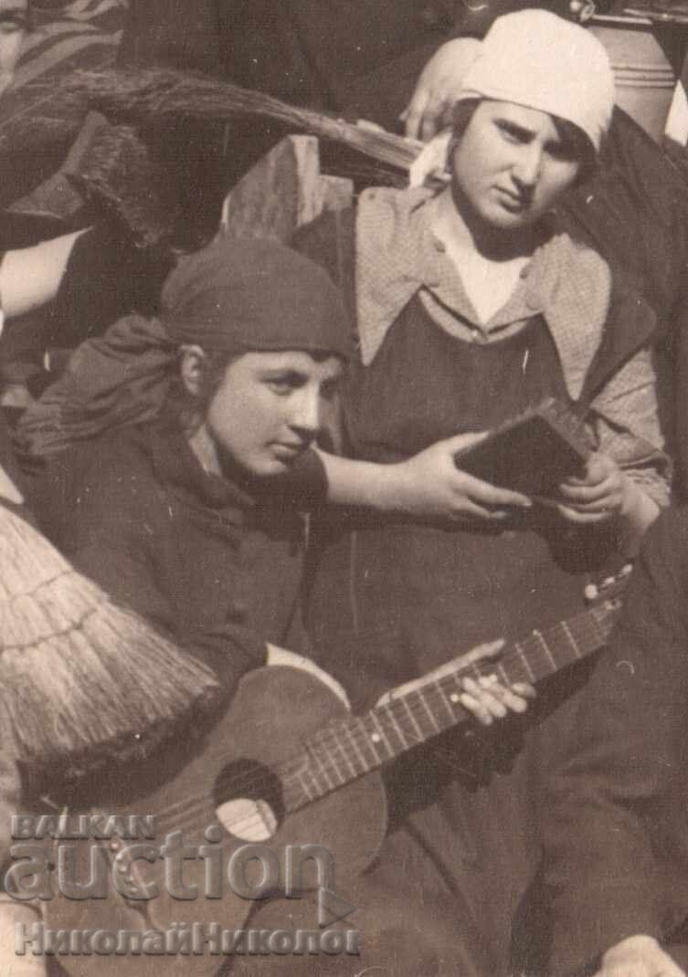 OLD PHOTO OF SCHOOLGIRL WITH HEADSCARVES D369 - 5 OLD PHOTO OF SCHOOLGIRL WITH HEADSCARVES D369 - 5