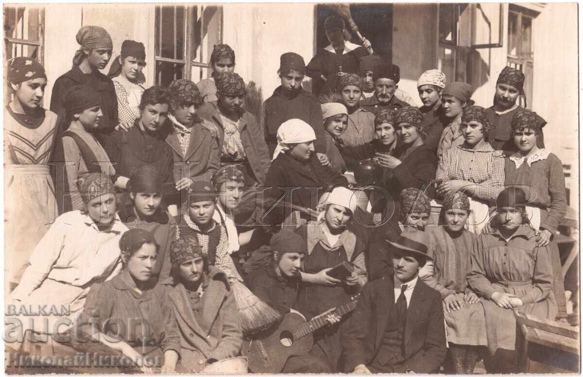 FOTO VECHE CU ȘCOLARĂ CU ESARFE D369