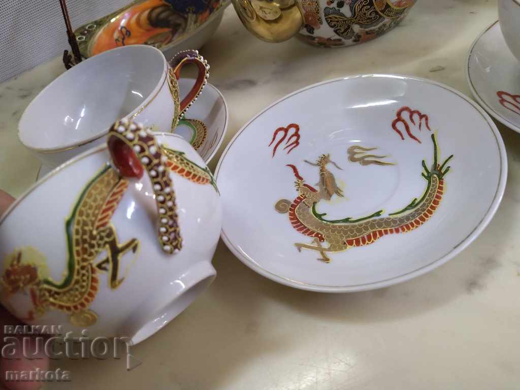 Delivery of Japanese fine bone china service with geisha Delivery of Japanese fine bone china service with geisha